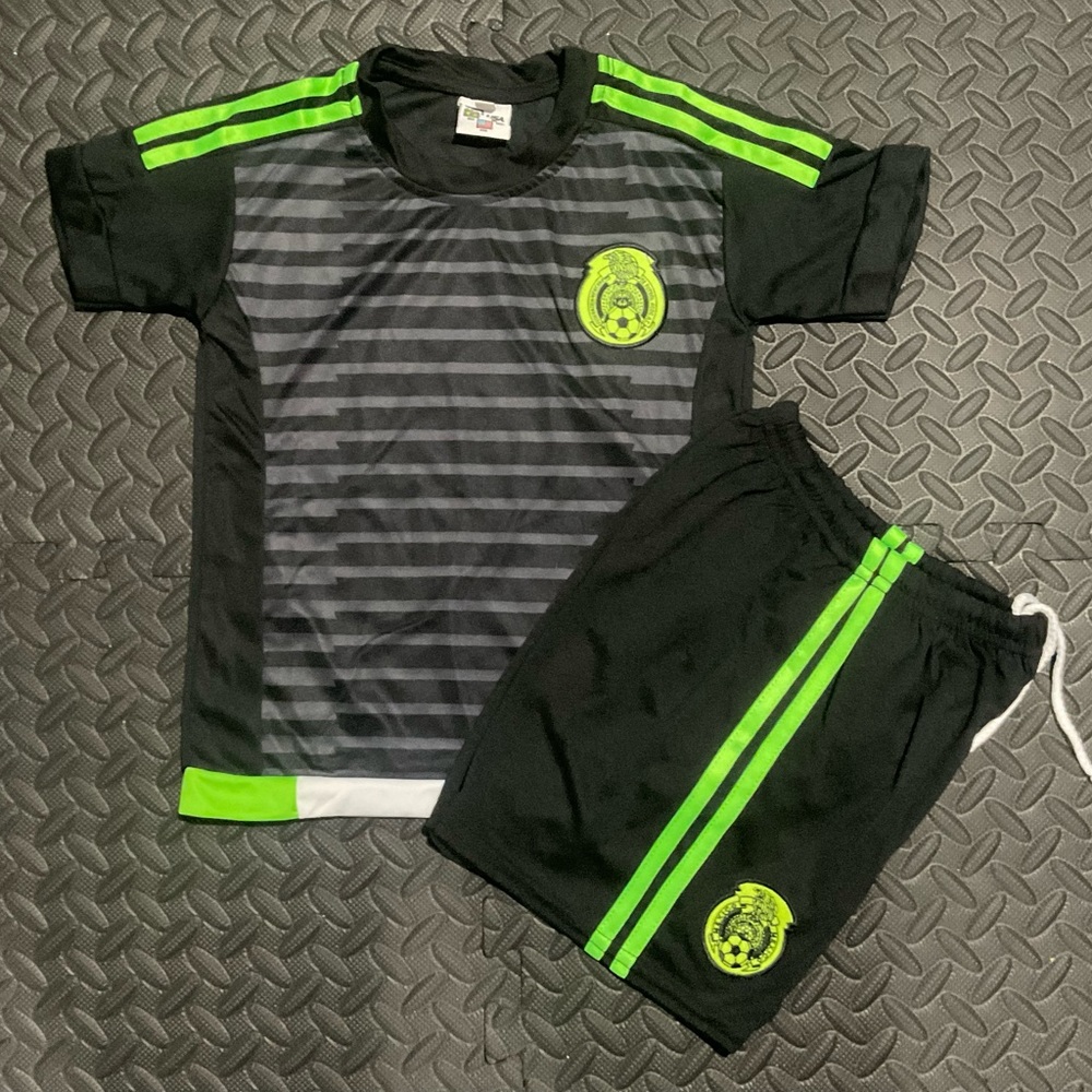 Beautiful Mexico fan soccer set jersey + short size 4